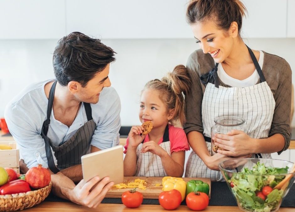 10 sfaturi pentru a-l ajuta pe copilul tău să iubească mâncarea sănătoasă